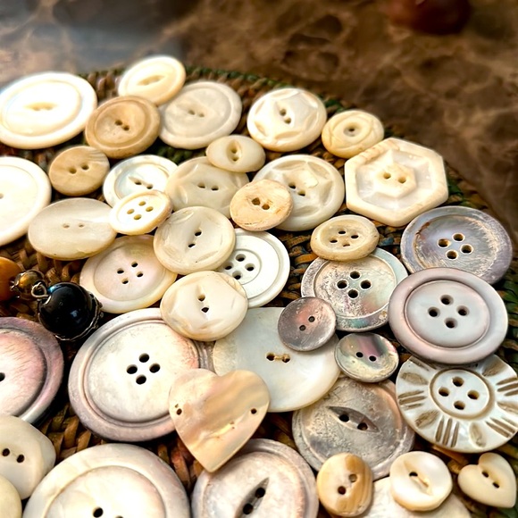 Buttons about 70 plus mother of pearl vintage buttons various sizes matching set - Picture 16 of 17